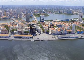 A ilha do Recife Antigo, um dos principais destinos de turistas e moradores.