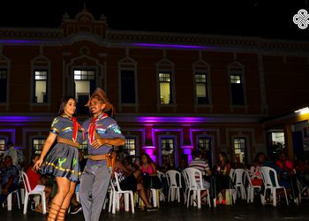 Dançarinos - Maria Bonita e Lampião interagem com o público.